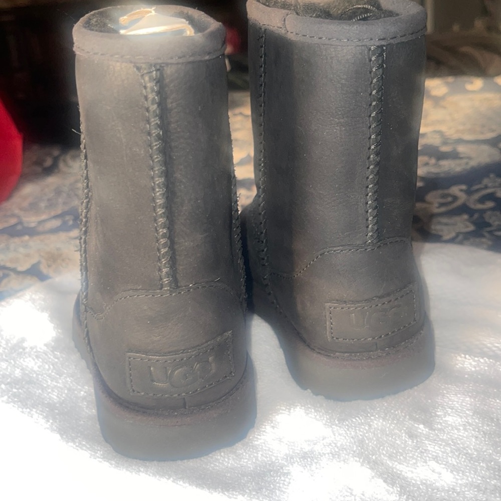 Black Kids Ugg , never worn !